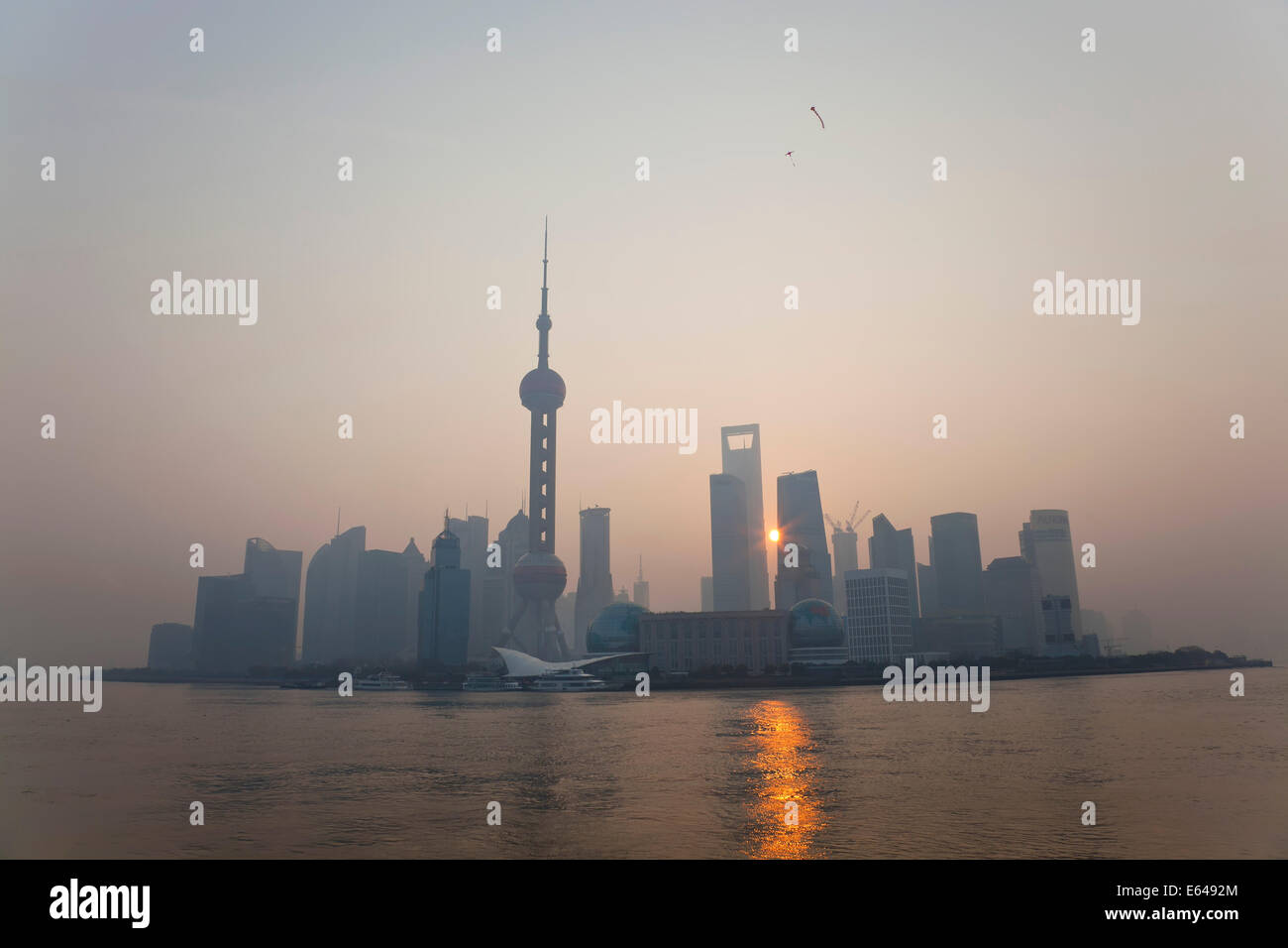 Sonnenaufgang über der Skyline von Pudong, Shanghai, China Stockfoto