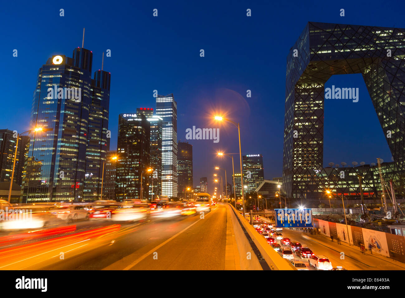 Central Business District & CCTV Gebäude in der Dämmerung, Peking, China Stockfoto