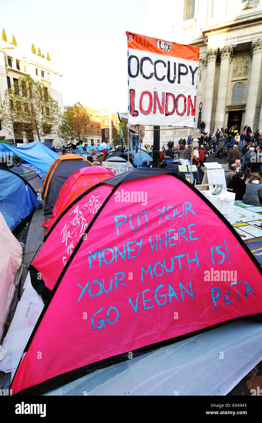 London, UK - 19. November 2011: London besetzen Aktivisten protestieren gegen wirtschaftliche Ungleichheit vor Saint-Paul-Kathedrale Stockfoto