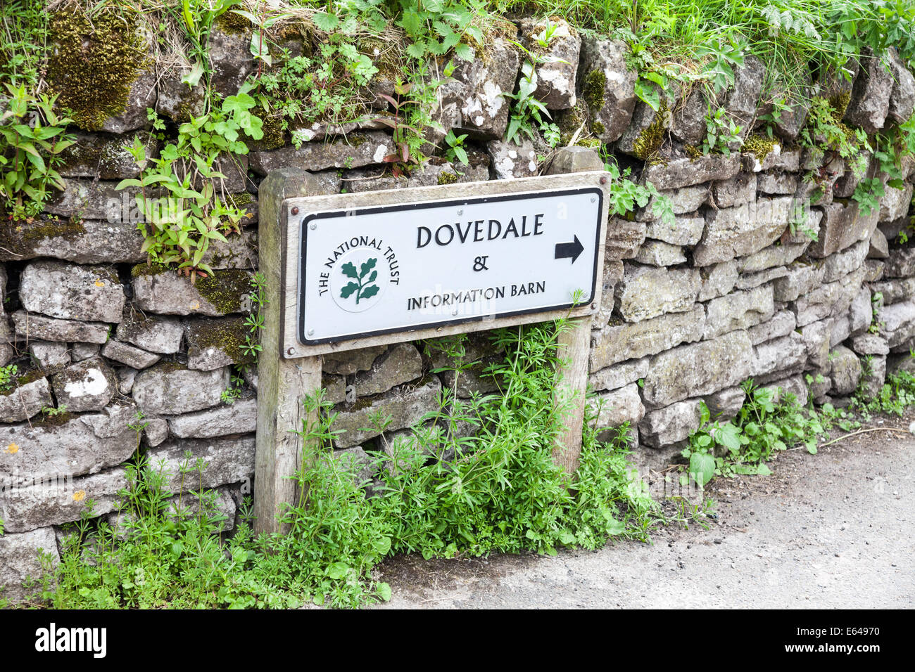 Schild mit der Aufschrift Dovedale und Informationen Scheune Milldale in Staffordshire, Derbyshire Grenze, Peak District National Park, England, UK Stockfoto