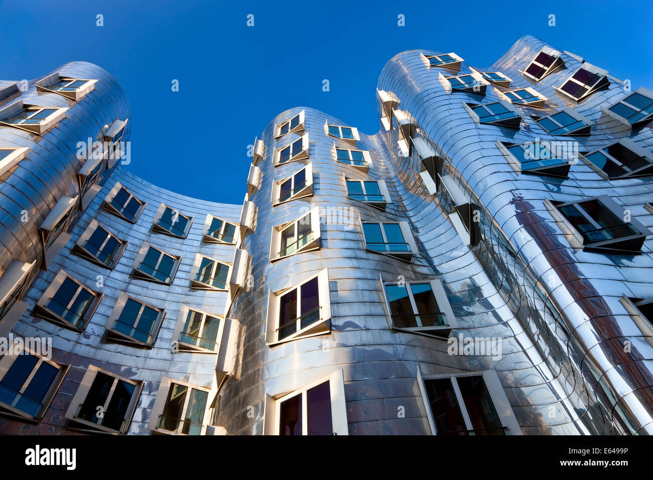 Das Gebäude, Neuer Zollhof von Frank Gehry im Medienhafen oder Medienhafen, Düsseldorf, Deutschland. Stockfoto
