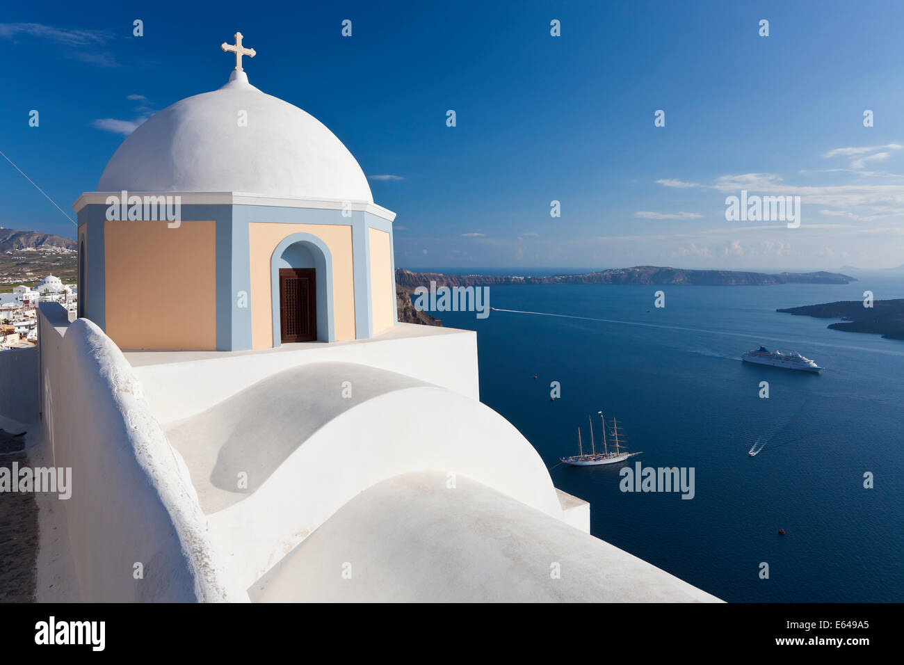 Kirche und Kreuzfahrt-Schiff, Fira, Santorini (Thira), Kykladen, Griechenland Stockfoto