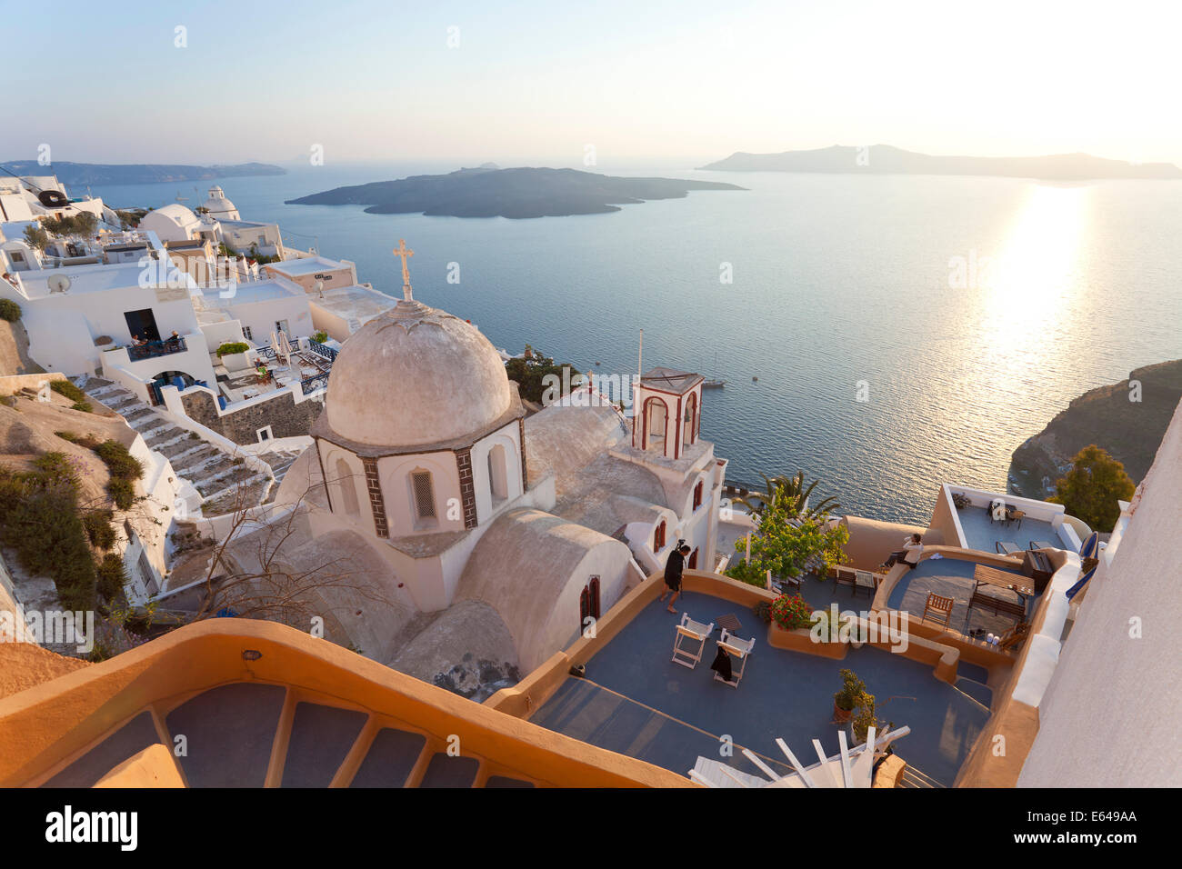 Stadt Kirche & Fira bei Sonnenuntergang, Fira, Santorini (Thira), Kykladen, Griechenland Stockfoto