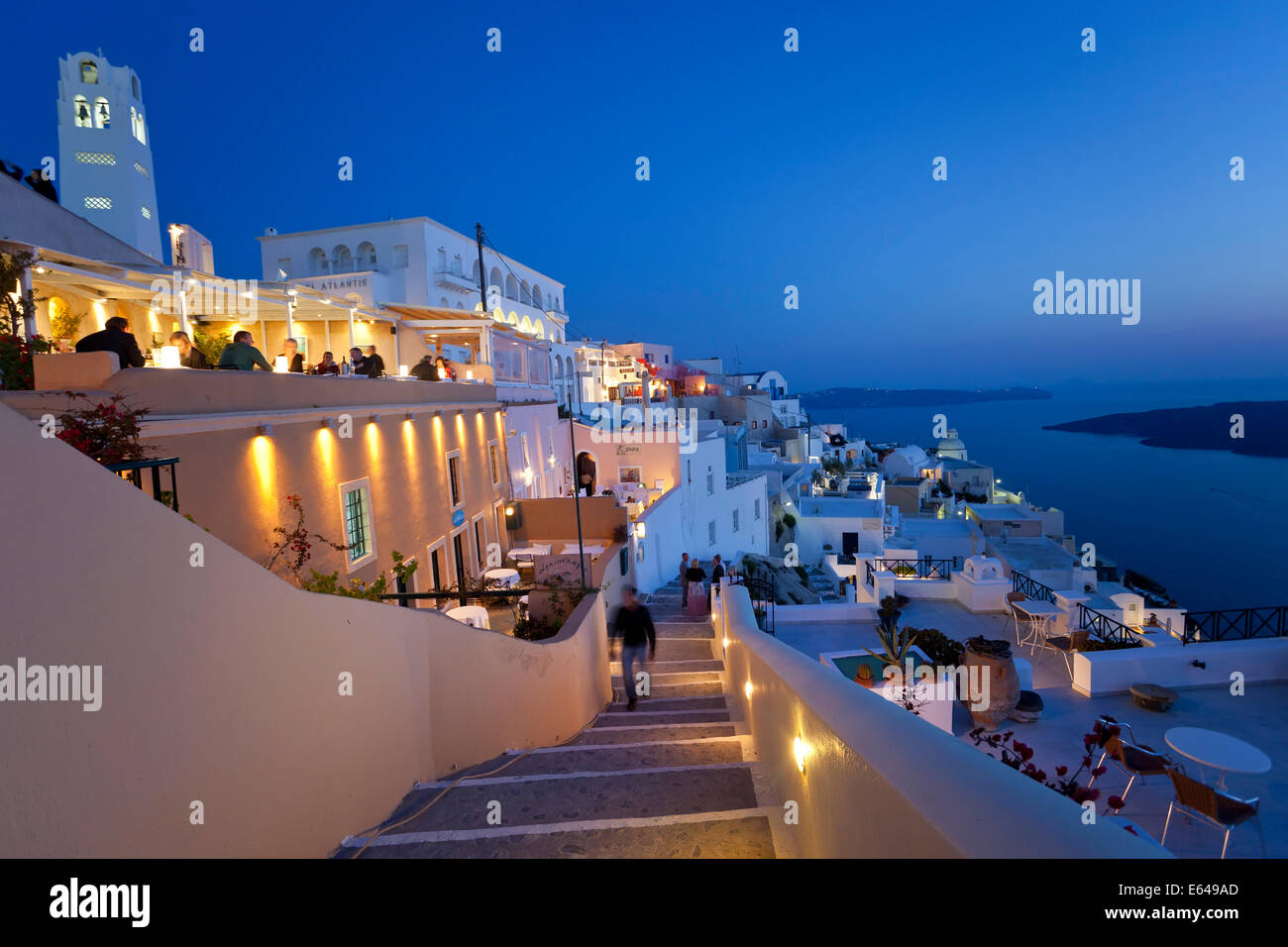 Die Stadt Fira in der Abenddämmerung, Fira, Santorini (Thira), Kykladen, Griechenland Stockfoto