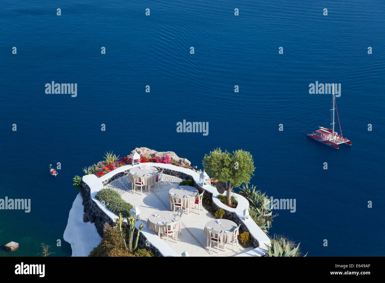 Gastgarten, Oia, Santorini, Kykladen, Griechenland Stockfoto