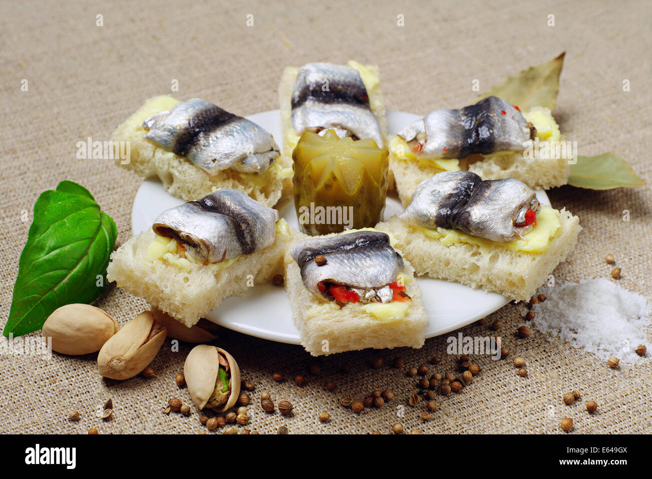 Sandwiches mit gesalzener Fisch auf einem Teller Stockfoto