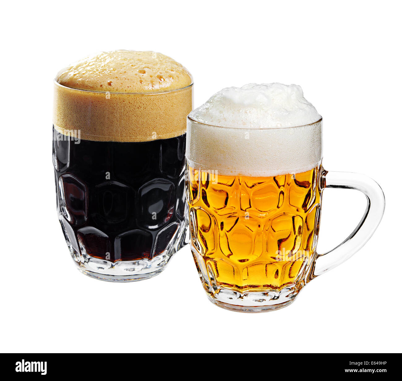 Zwei Glas Bier isoliert auf weiss Stockfoto