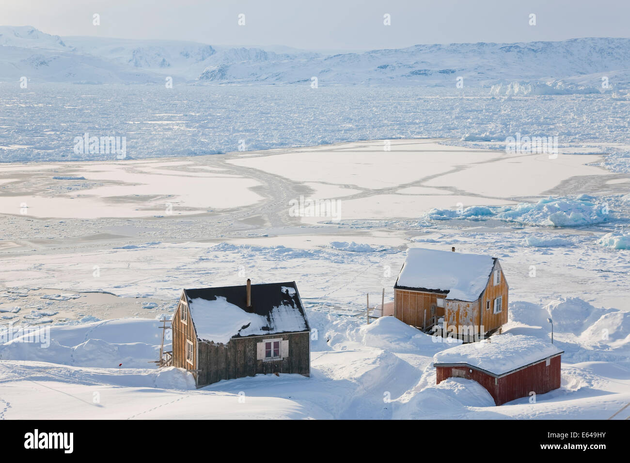Tiniteqilaq und Meereis im Winter, E. Grönland Stockfoto