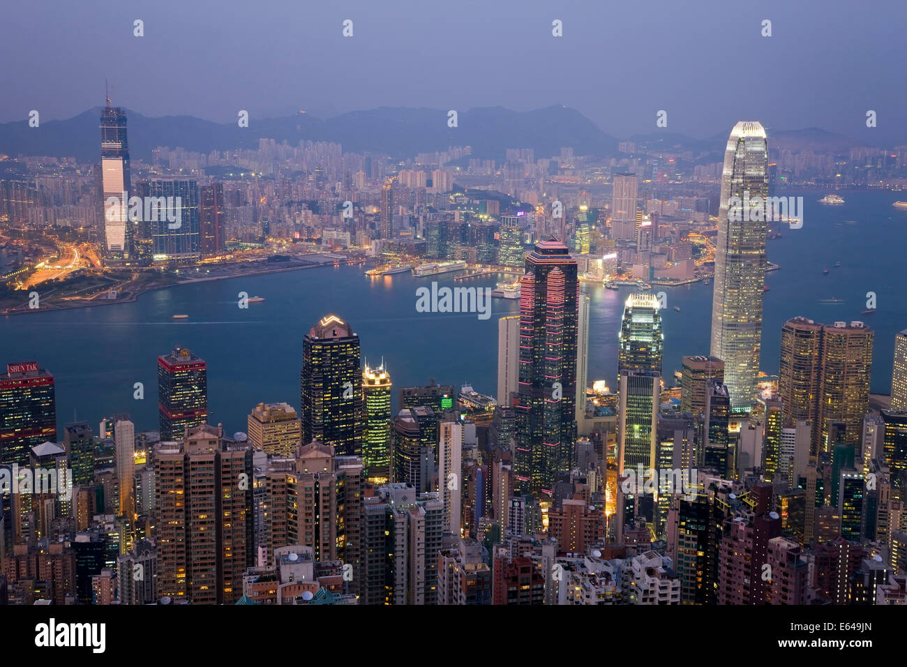 Blick vom Victoria Peak über Hafen in der Abenddämmerung, Hong Kong, China Stockfoto