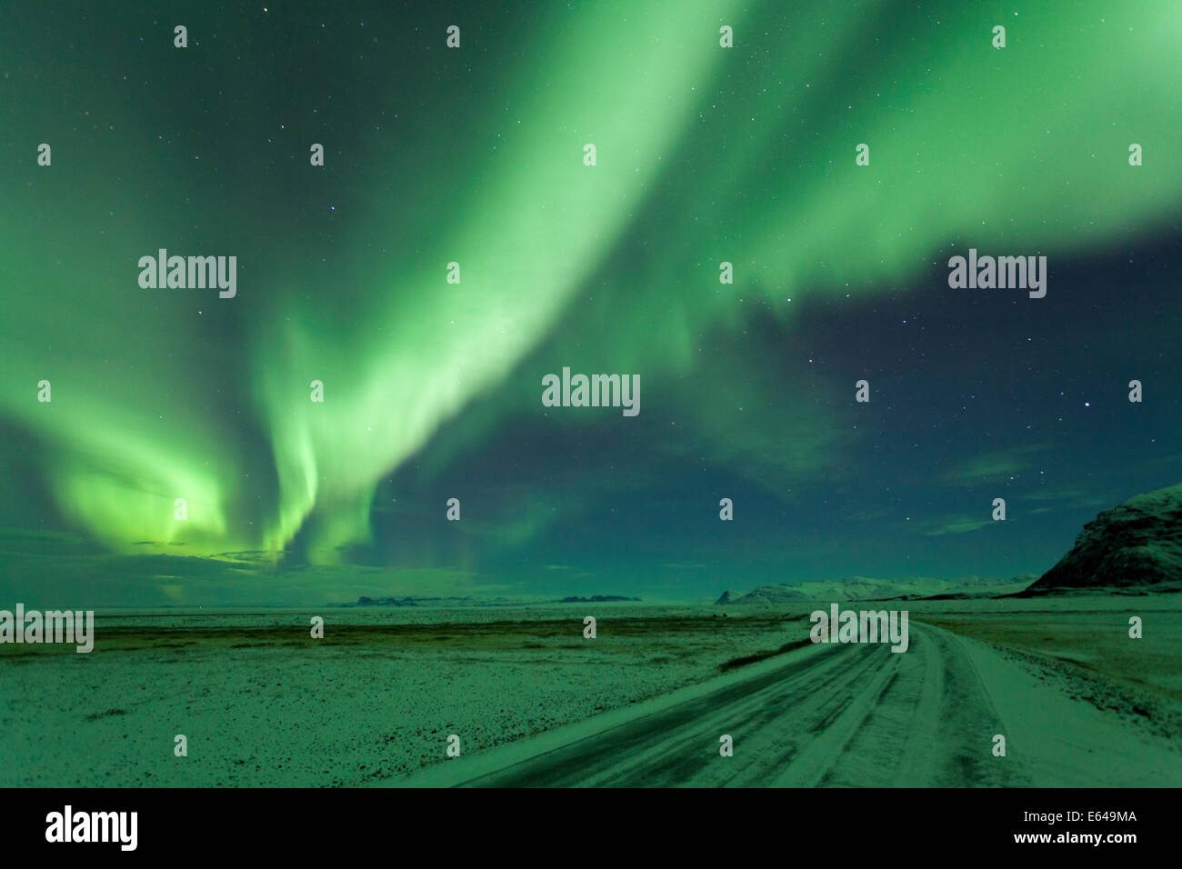Nordlicht, Aurora Borealis, Winterdienst mit Schnee, Island Stockfoto