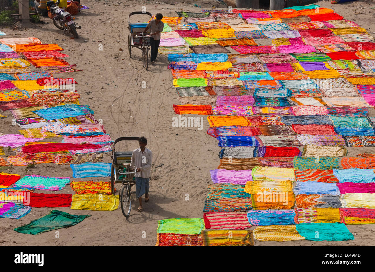 Trocknen nach dem Waschen des Sari am Ufer des Flusses Yamuna, Agra, Indien Stockfoto