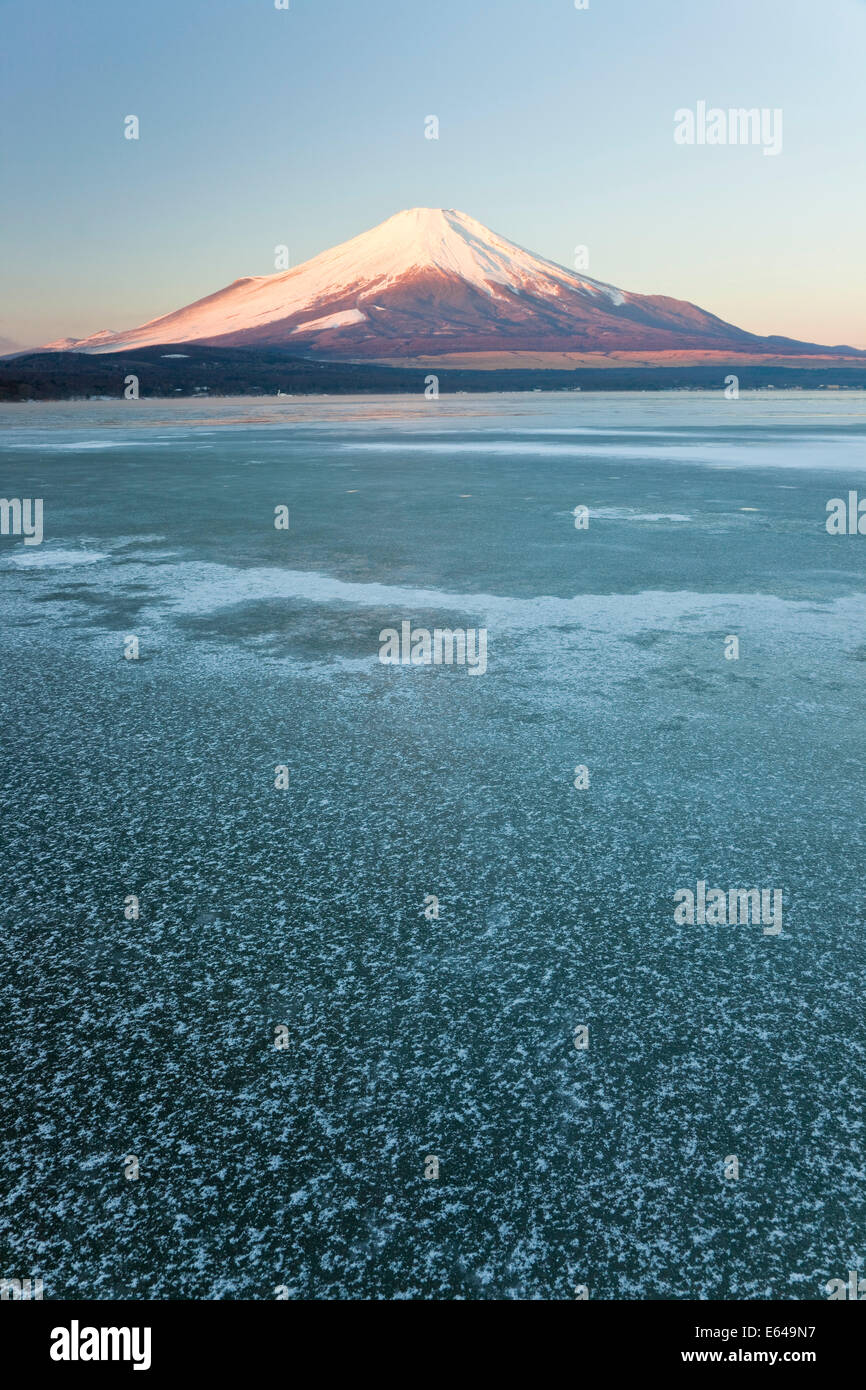Eis auf Yamanaka-See mit schneebedeckter Berg Fuji im Hintergrund, Japan Stockfoto