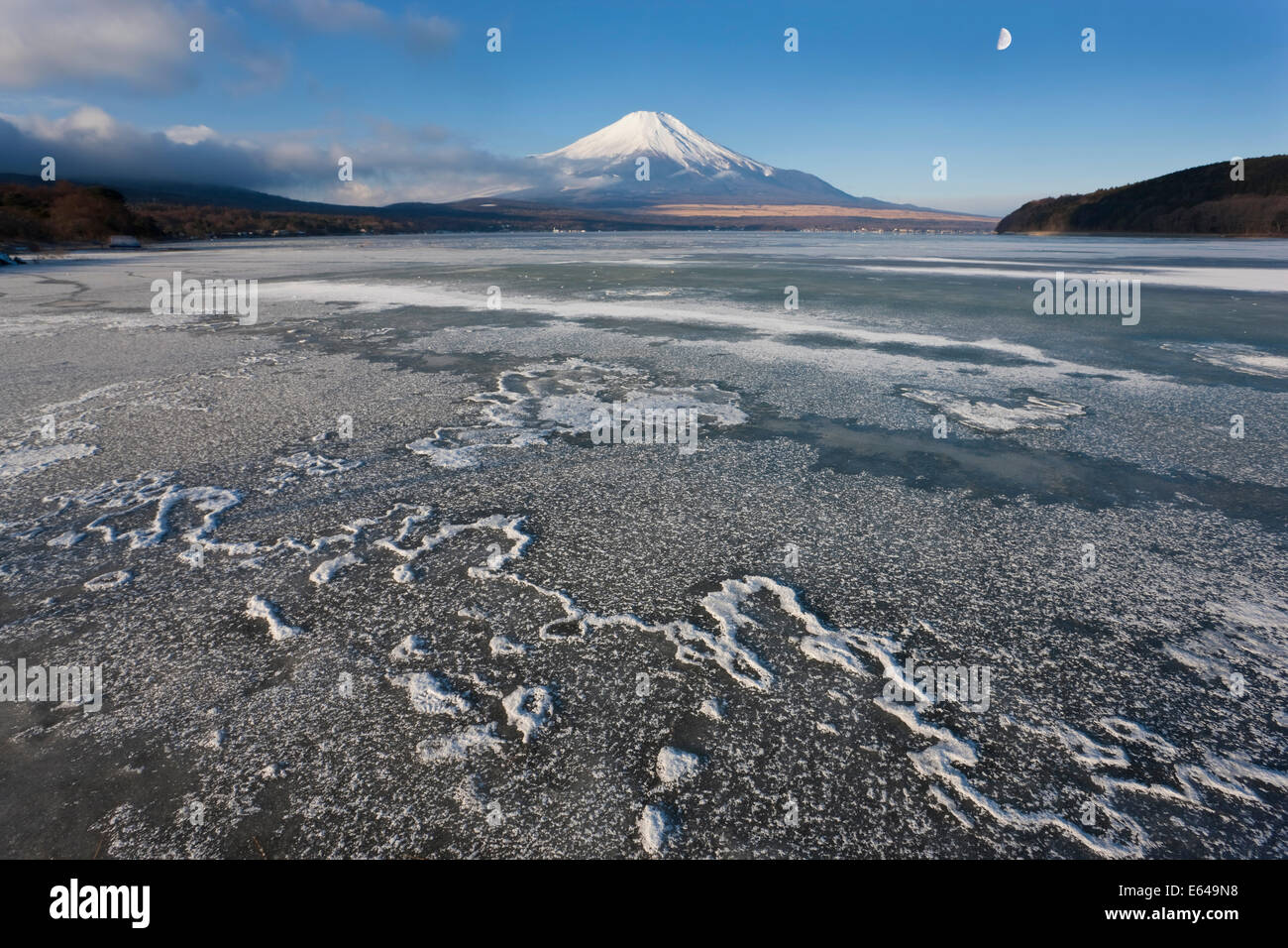 Eis auf Yamanaka-See mit schneebedeckter Berg Fuji im Hintergrund, Japan Stockfoto