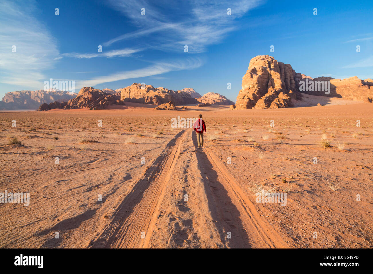 Spuren in der Wüste, Wadi Rum, Jordanien Stockfoto