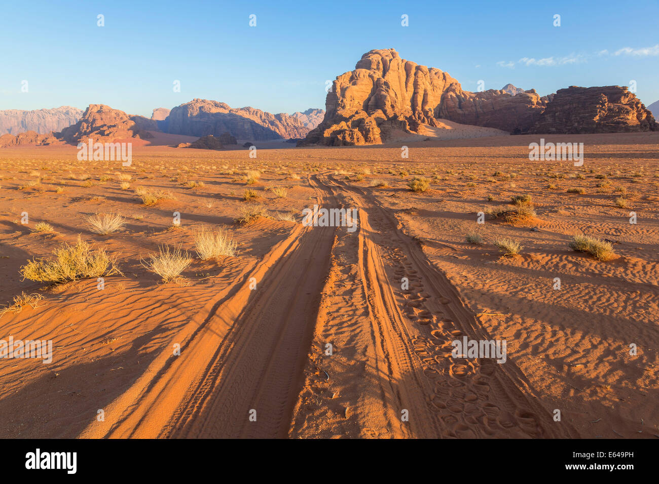 Spuren in der Wüste, Wadi Rum, Jordanien Stockfoto