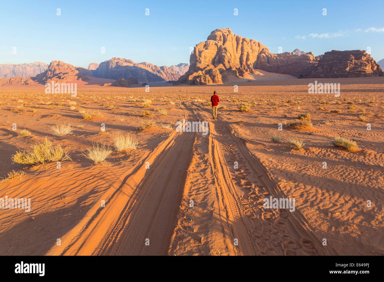 Spuren in der Wüste, Wadi Rum, Jordanien Stockfoto