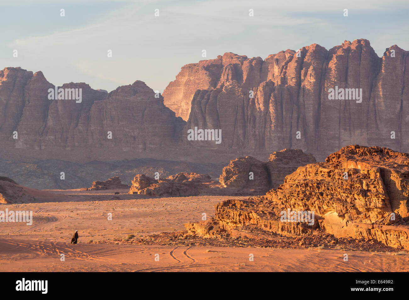 Beduinen-Mann zu Fuß durch Wüste, Wadi Rum, Jordanien Stockfoto