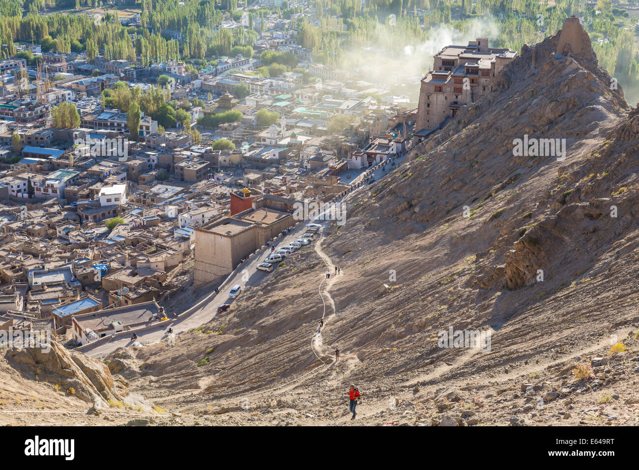 Mann, Klettern bis zu Tsemos Gompa von Leh Palace, Leh, Ladakh, Indien Stockfoto
