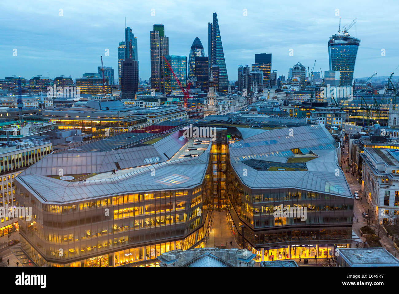 Mit Blick auf The Gherkin, Walkie Talkie Gebäude und Financial District, London, UK Stockfoto