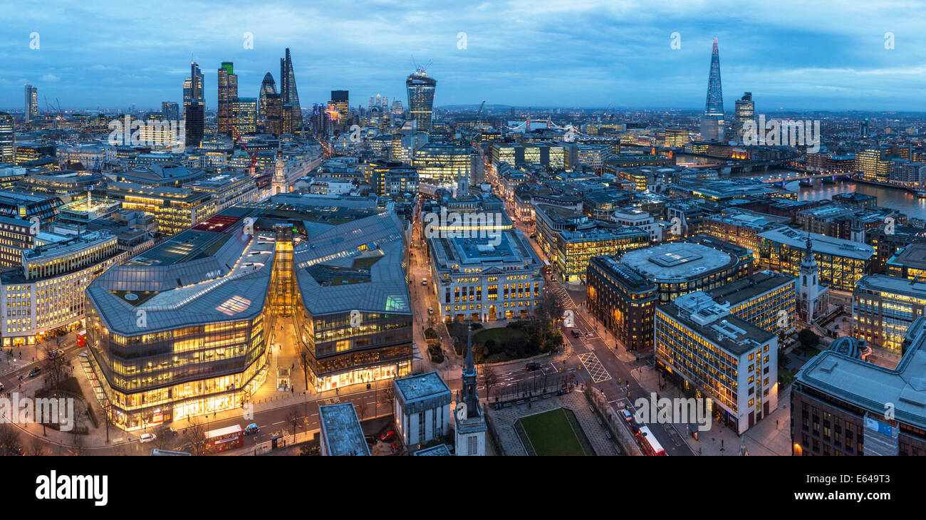 Blick über die City of London mit The Shard, Gherkin, Walkie-Talkie Gebäude & River Thames, Großbritannien Stockfoto