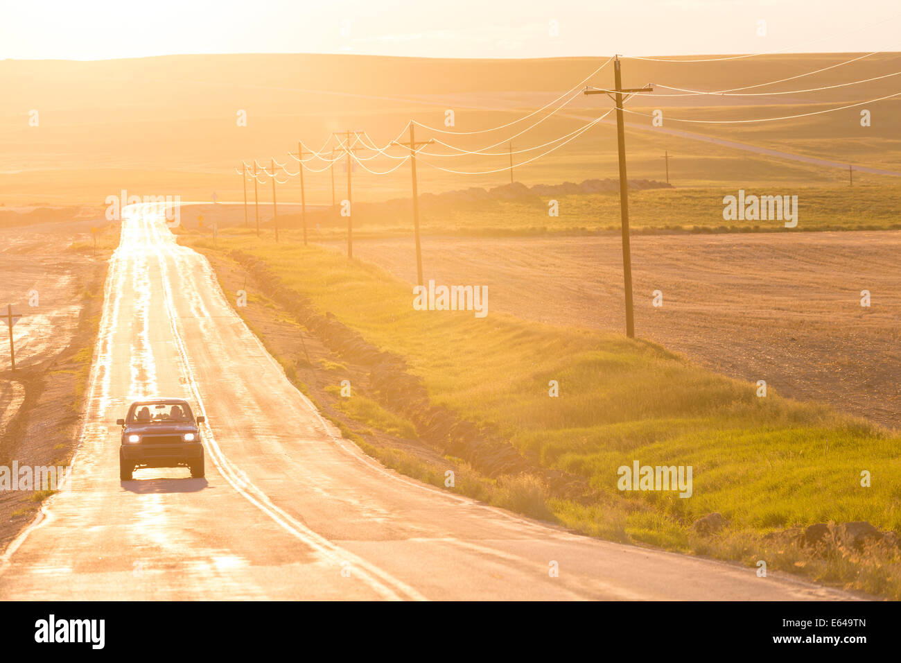 Landstraße bei Sonnenuntergang, Montana, USA Stockfoto