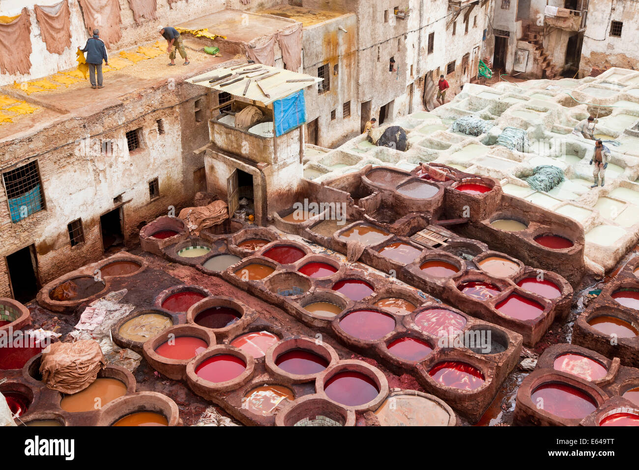 Mittelalterliche traditionellen Gerbereien in Fes Marokko Stockfoto