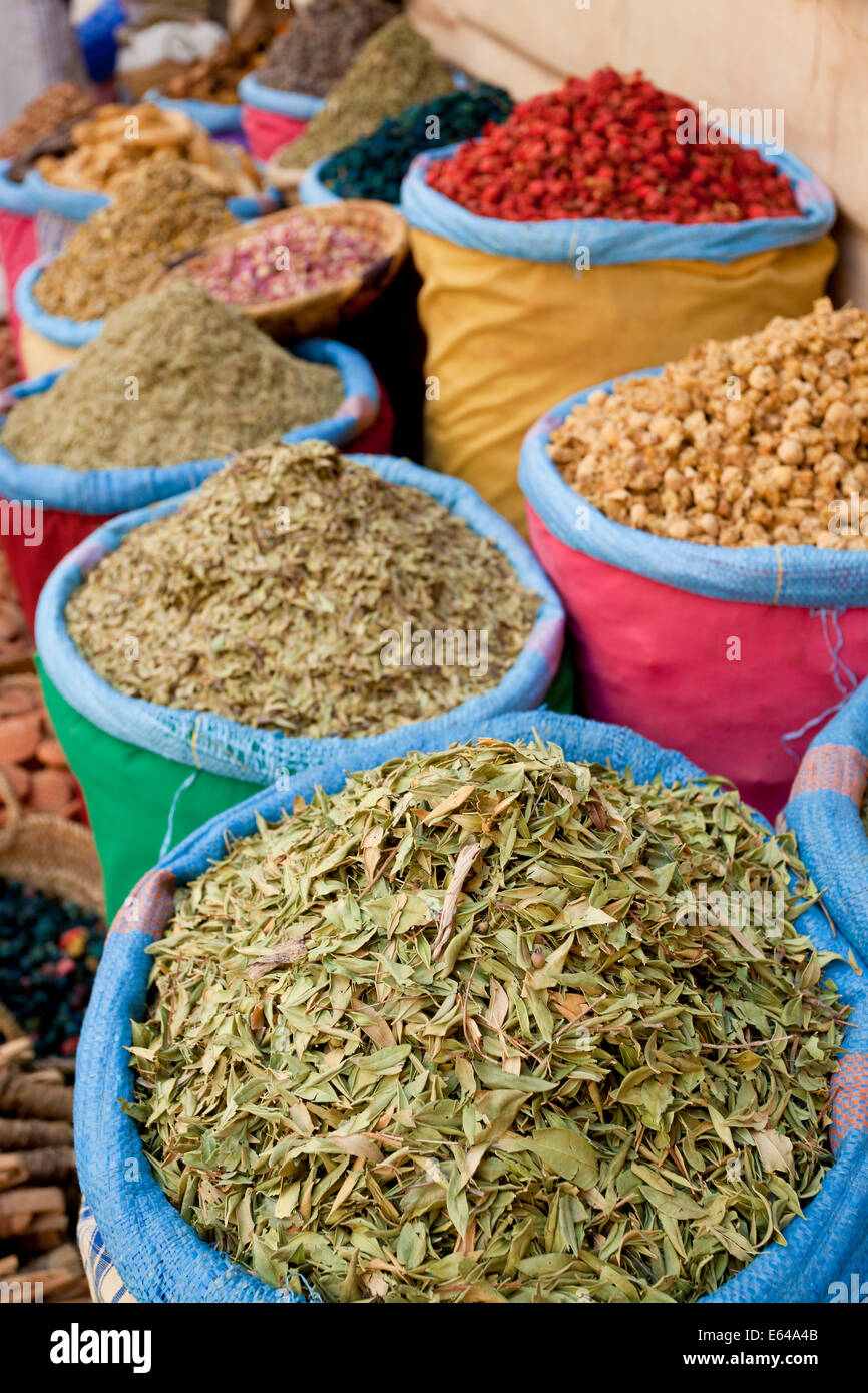 Getrocknete Blumen & Kräuter, Spice Market in den Souk - Rahba Kedima in Marrakesch Stockfoto
