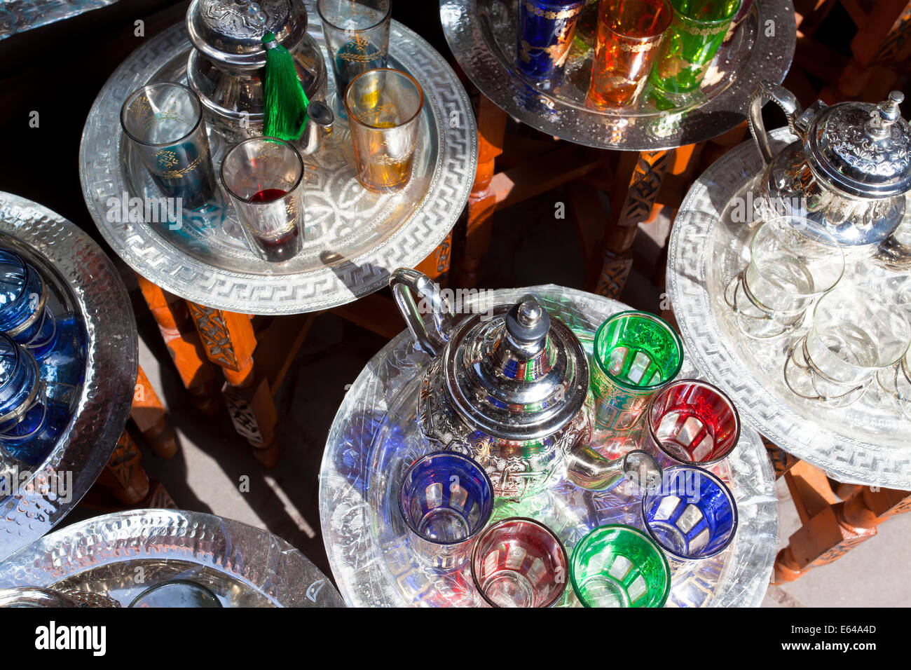 Töpfe mit Pfefferminztee & Gläser, der Souk, Marrakesch, Marokko Stockfoto