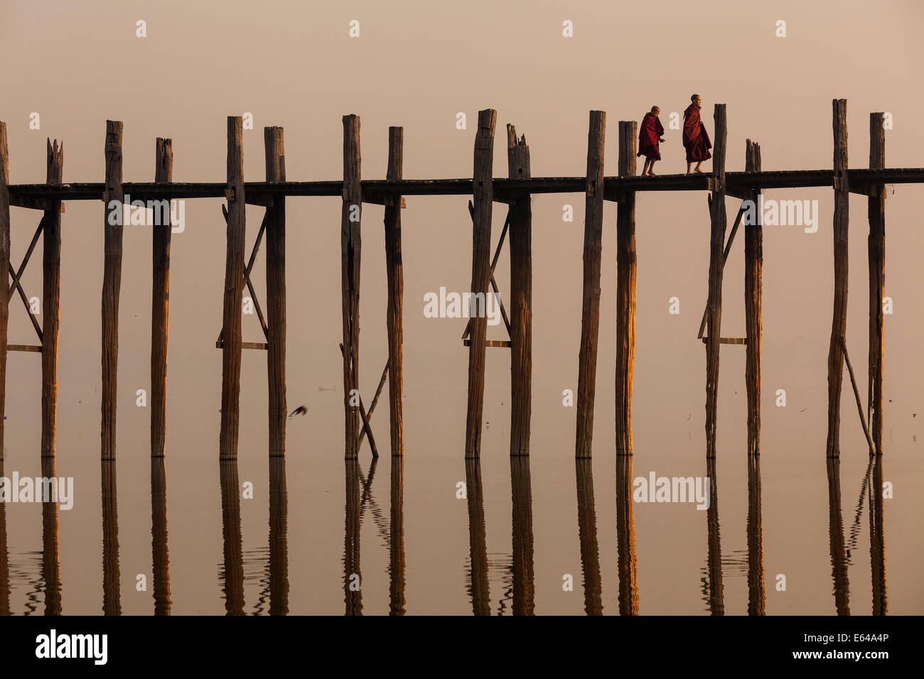 Teakholz U Bein Brücke bei Sonnenaufgang, Mandalay, Myanmar Stockfoto