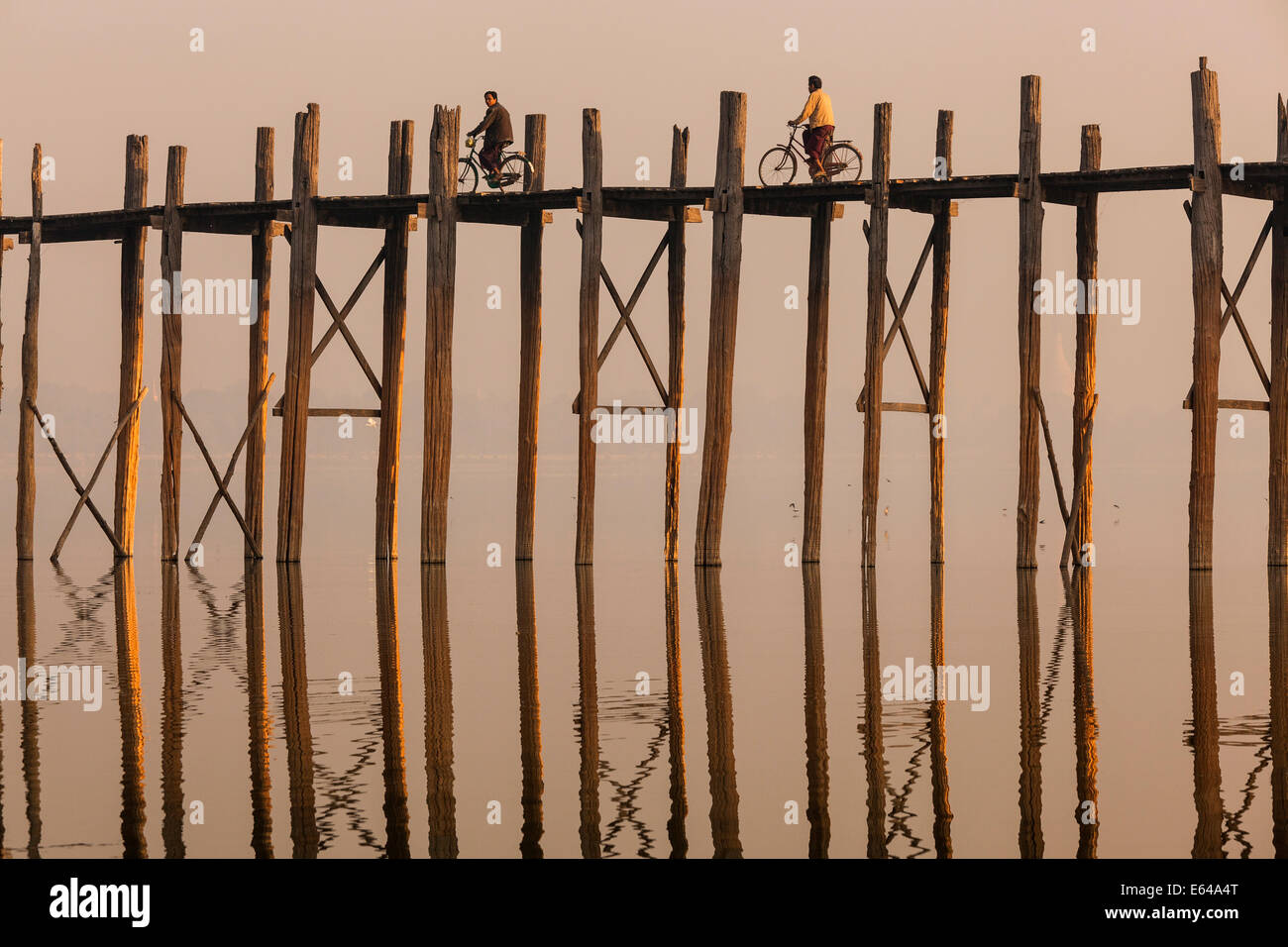 Teakholz U Bein Brücke bei Sonnenaufgang, Mandalay, Myanmar Stockfoto