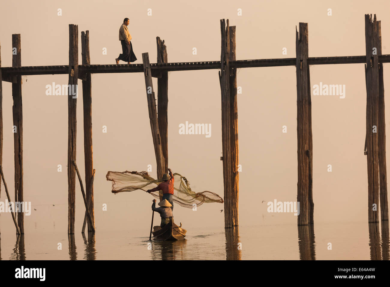 Teakholz U Bein Brücke bei Sonnenaufgang, Mandalay, Myanmar Stockfoto