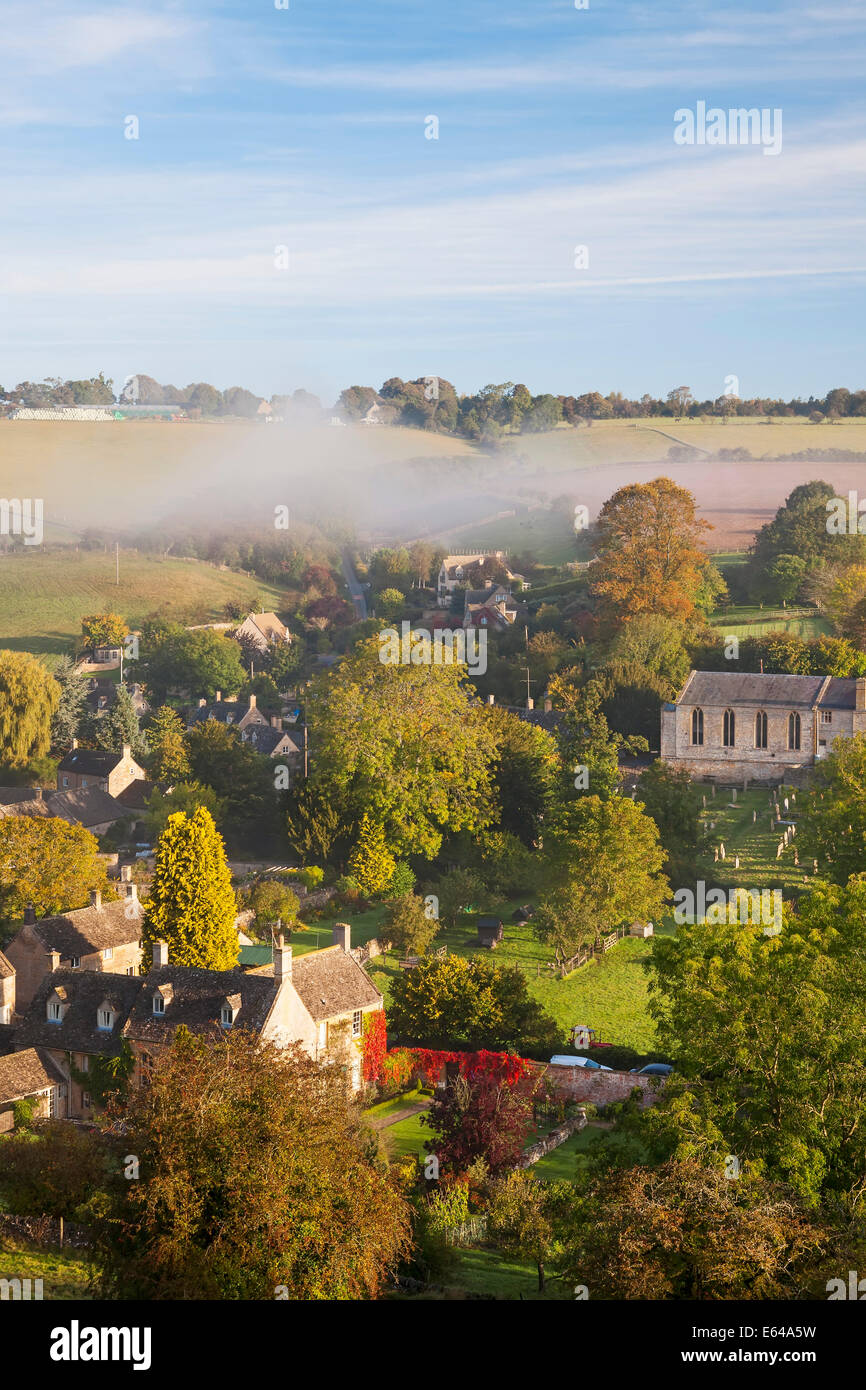 Naunton Dorf und Morgen Nebel, Naunton, Gloucestershire, Cotswolds, UK Stockfoto
