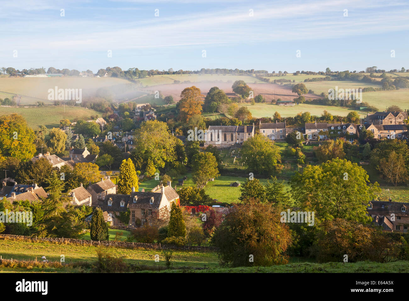 Naunton Dorf und Morgen Nebel, Naunton, Gloucestershire, Cotswolds, UK Stockfoto