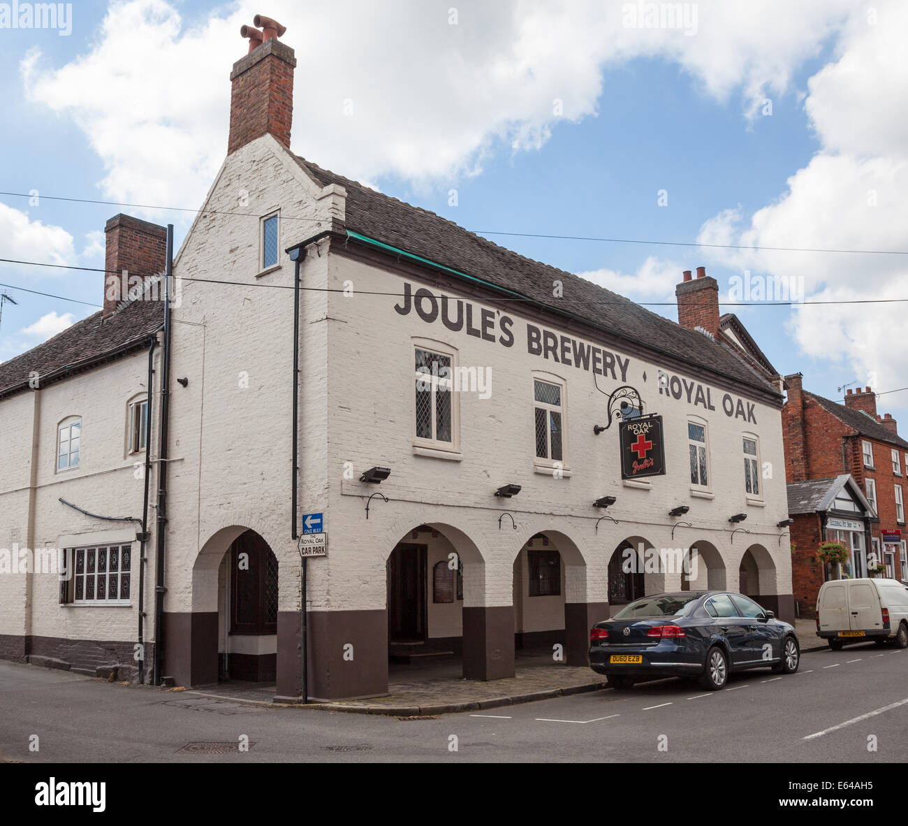 Die Royal Oak Öffentlichkeit Haus ein Joule Brauereiwirtschaft in Eccleshall Staffordshire England UK Stockfoto