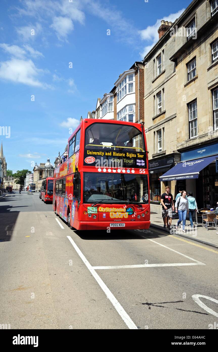Rote offene Spitze Oxford-Tour-Bus entlang der High Street, Oxford, Oxfordshire, England, Vereinigtes Königreich, West-Europa. Stockfoto