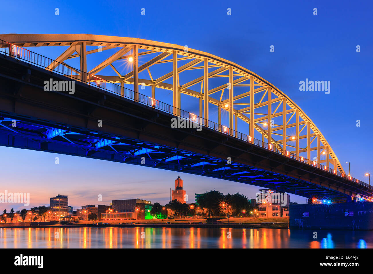 John-Frost-Brücke (John Frostbrug in niederländischer Sprache) ist die Straßenbrücke über den Niederrhein Arnhem in den Niederlanden. Stockfoto