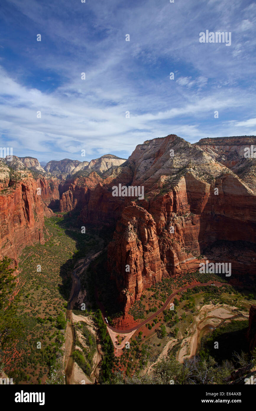 Aussichtspunkt, Zion Canyon, Virgin River und Zion Canyon Scenic Drive in Big Bend, gesehen von der Spitze der Angel es Landing, Zio Stockfoto