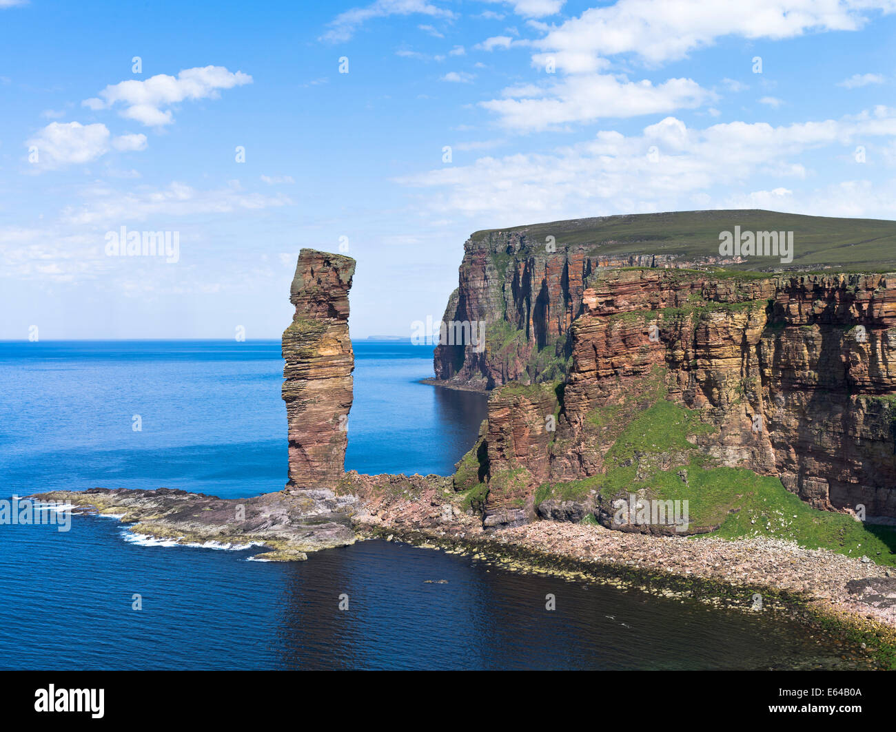 dh Scotland atlantic Cliffs ALTER MANN VON HOY ORKNEY Roter Sandstein Seeklippen Küstenansicht Klippenstapel schottische Highlands Inseln Küstenlinie Stockfoto