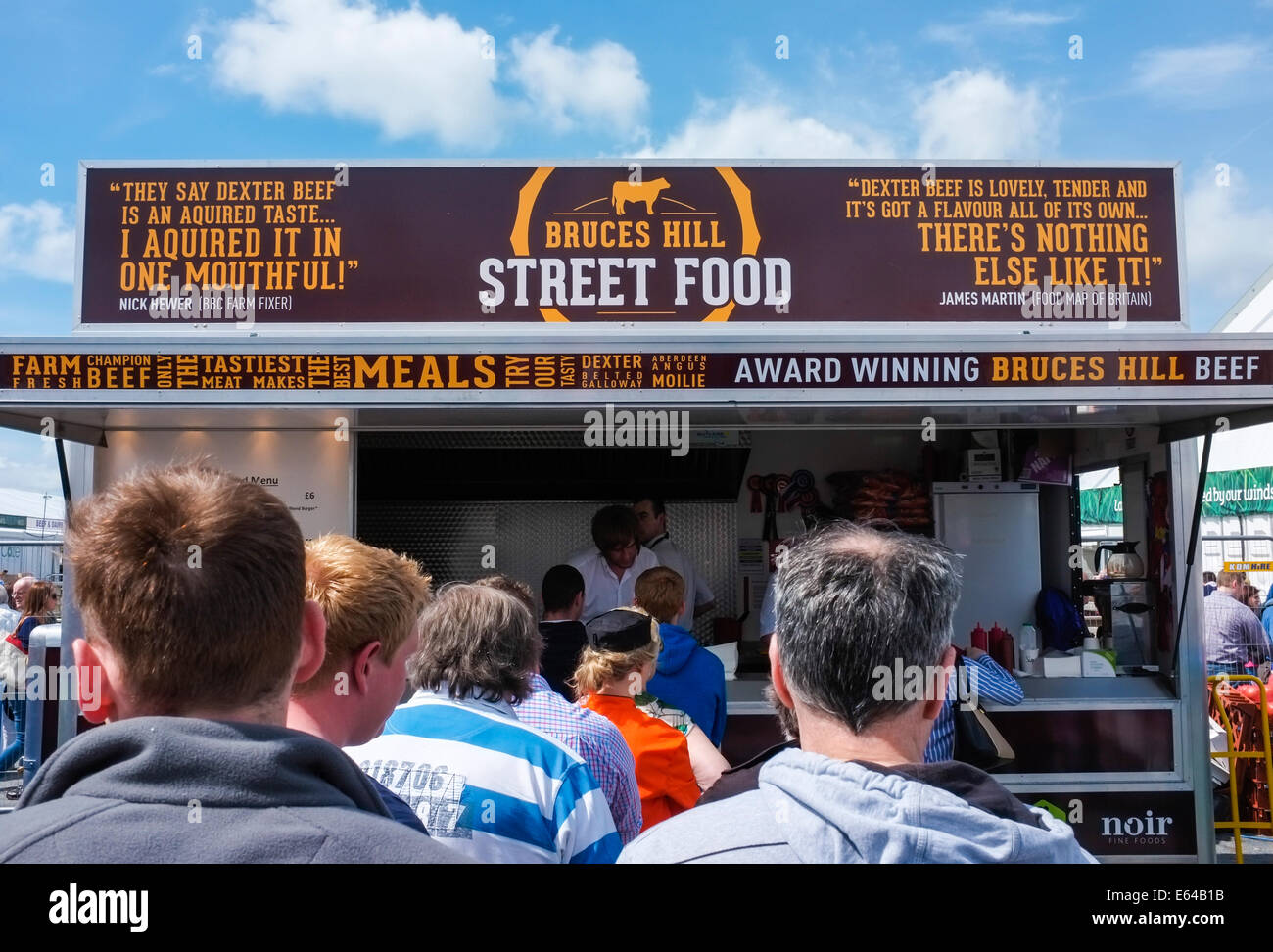 Warteschlange für Fast Food bei Street Food catering mobile Stockfoto