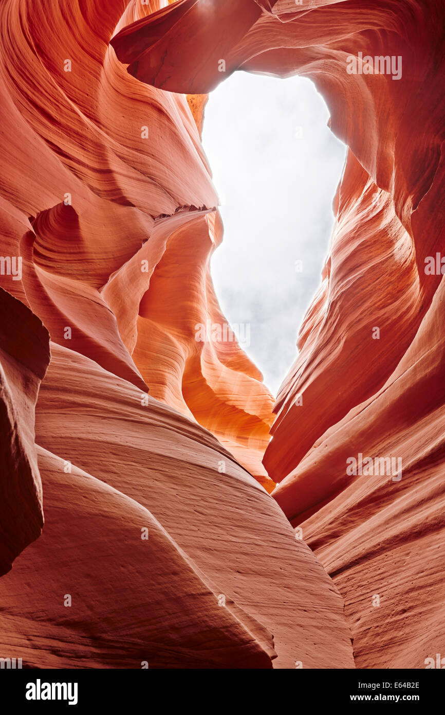 Erodiert Sandstein Mauern der Lower Antelope Slot Canyon mit Patch der Himmel oben. Seite, Arizona, USA. Stockfoto