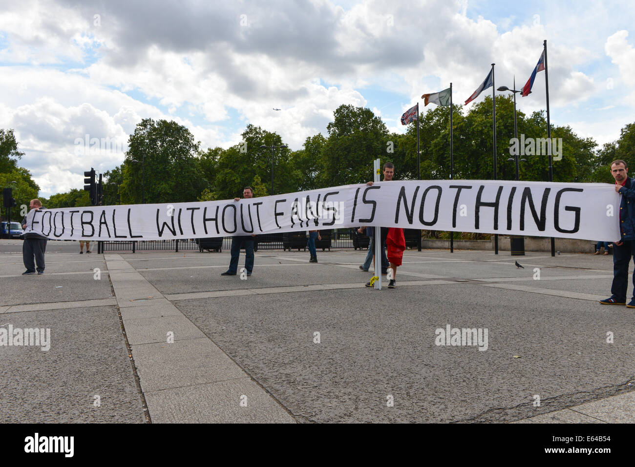 Marble Arch, London, UK. 14. August 2014. Fußball Fans Verbundmitglieder mit transparenten und Flugblättern am Marble Arch vor ihren Marsch. Bildnachweis: Matthew Chattle/Alamy Live-Nachrichten Stockfoto