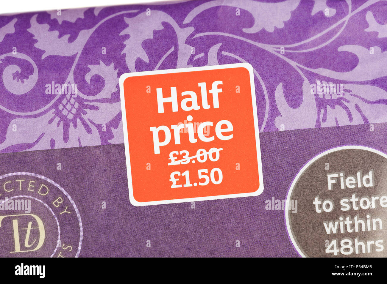 Halben Preis Etikett auf Lebensmittelverpackungen, UK Stockfoto