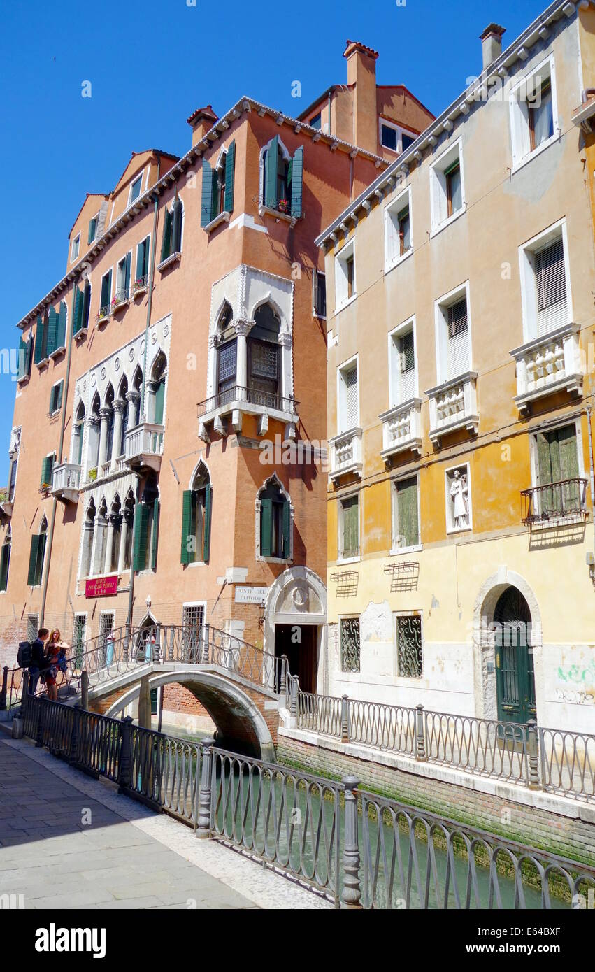 Kleine Brücke über einen kleinen Kanal in Venedig, Italien Stockfoto