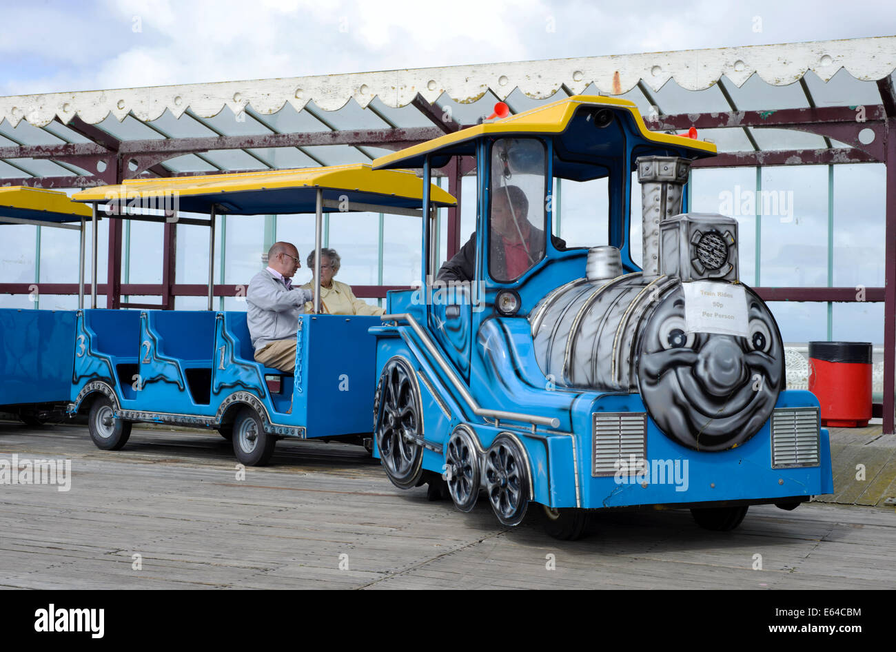 Touristischer Zug auf North Pier in Blackpool, Lancashire, England. Der Zug verwendet wird Touristen am Ende der Pier zu transportieren Stockfoto