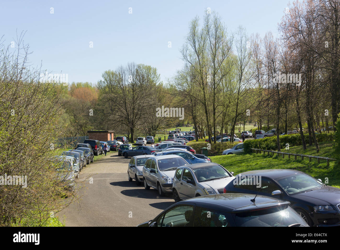 Belebten Parkplatz am Moses Gate Country Park, Farnworth, einem beliebten Naturschutzgebiet in einem städtischen Umfeld, an einem sonnigen Frühlingstag. Stockfoto