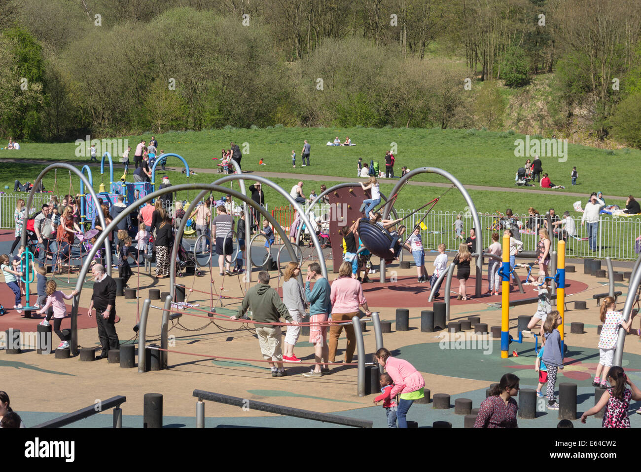 Viele Kinder spielen auf dem Spielplatz, der größte Borough Bolton, bei Moses Gate Country Park, Farnworth. Stockfoto
