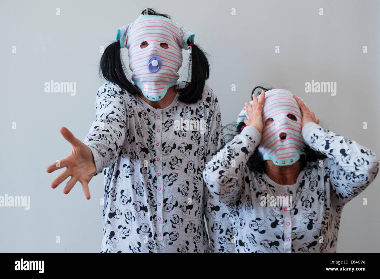 Wales - basierte Performance-Künstler und Tanz Duo paar "Herr und Frau Clark" Onesies und Masken tragen Stockfoto