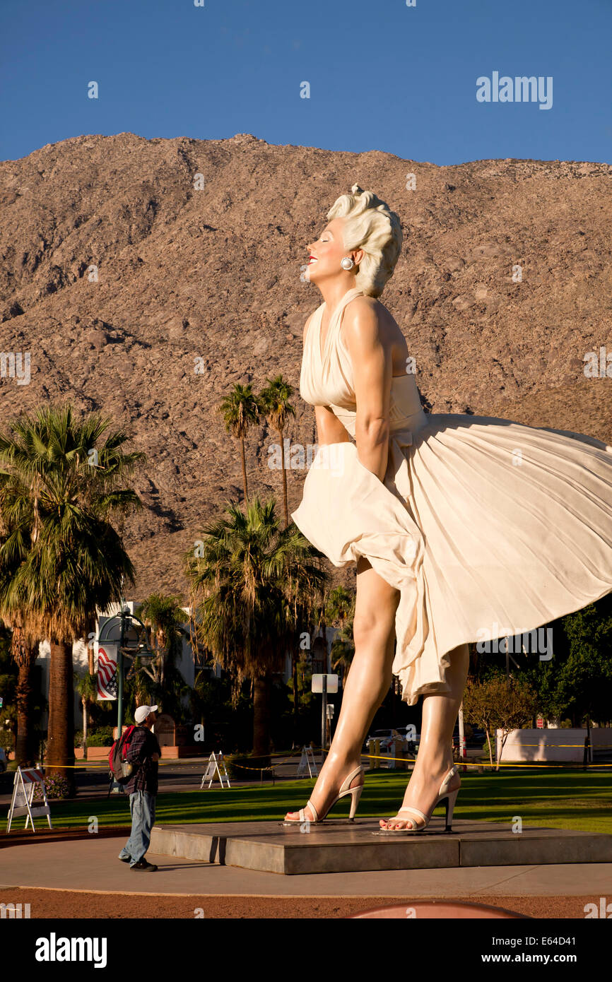 die 26 ft hohen Skulptur von Marilyn Monroe "Forever Marilyn" des amerikanischen Künstlers Seward Johnson in Palm Springs, Kalifornien, Un Stockfoto