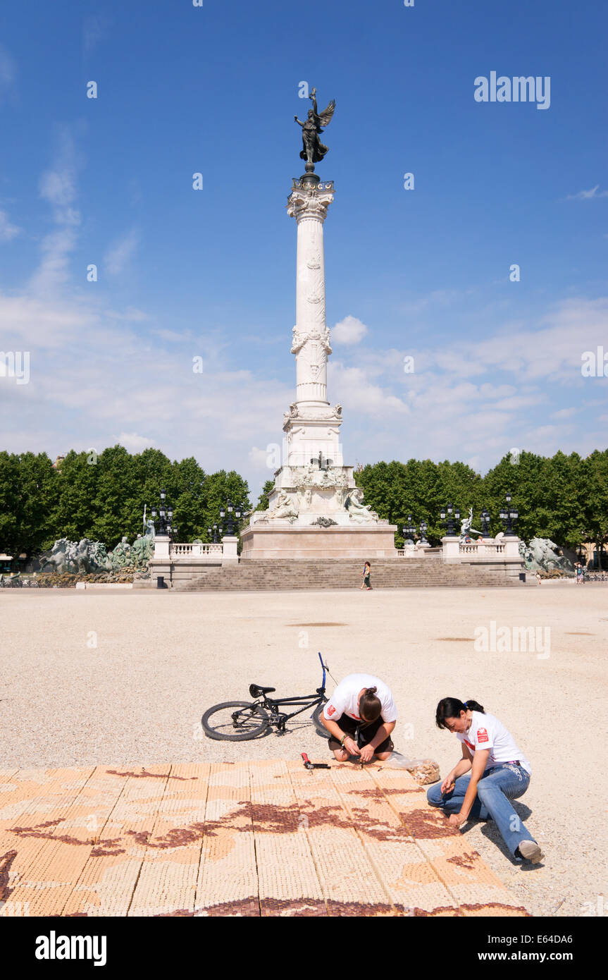 Künstler, die Herstellung von Wein Kork Mosaik Place des Quinconces, Bordeaux, Gironde, Frankreich, Europa Stockfoto