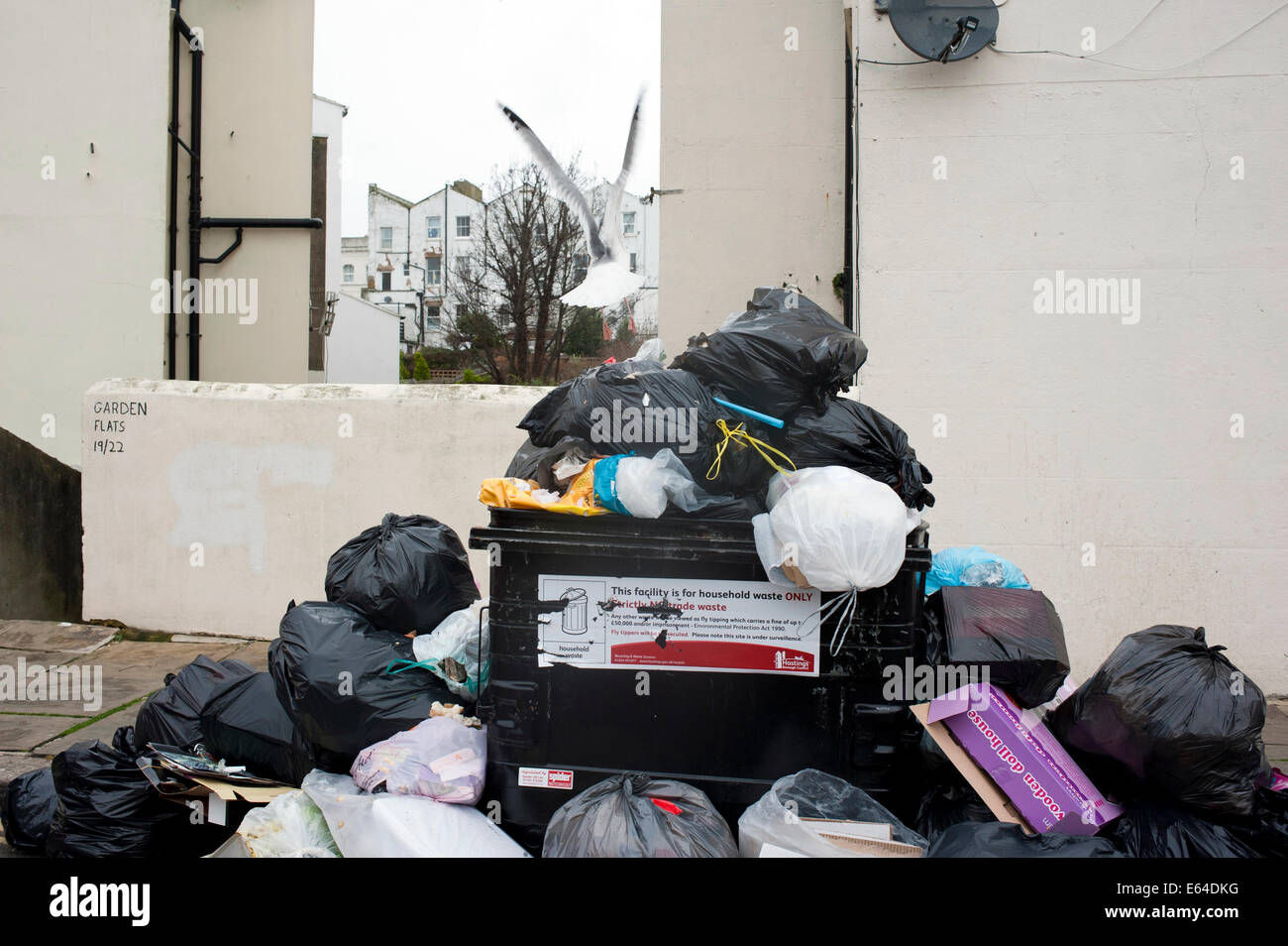 Kommunale Mülltonnen überfüllt Stockfoto